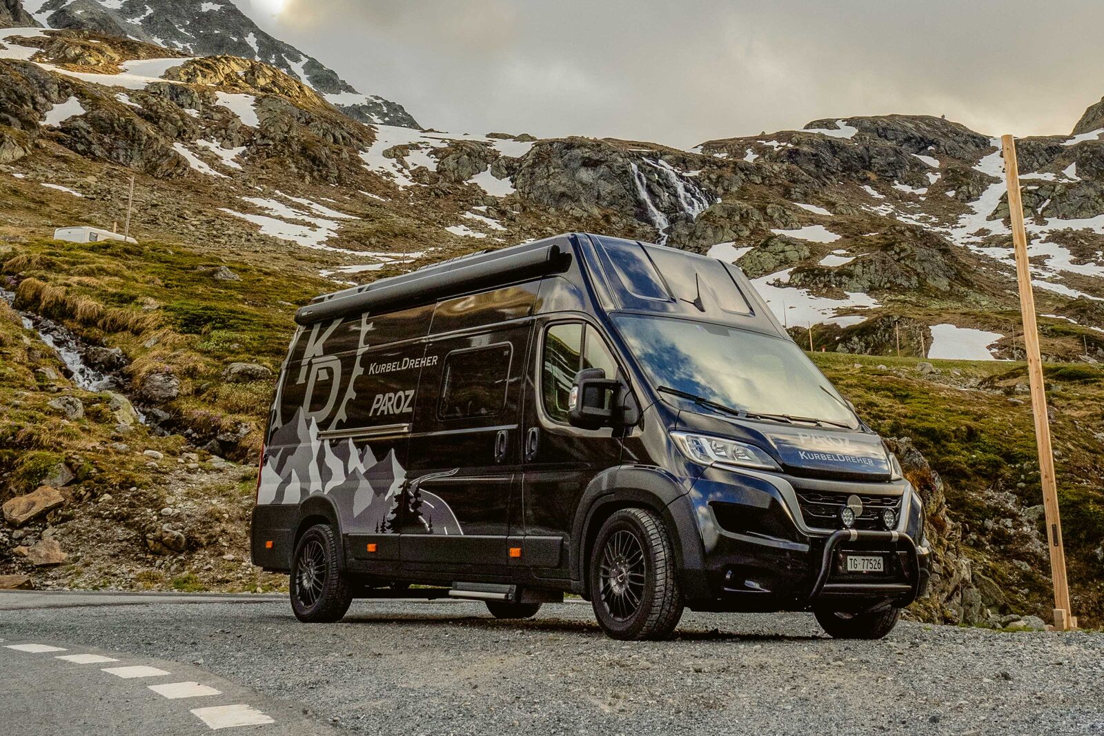 Paroz AG et Kurbeldreher AG ont transformé le Weinsberg CaraTour 630 MEG – Outlaw en un bike-camper.
