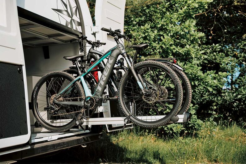 Le grand garage arrière abrite des vélos non démontés.