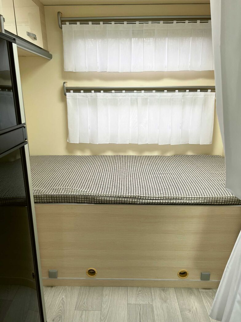 Le lit arrière mesure 90 x 190 cm.