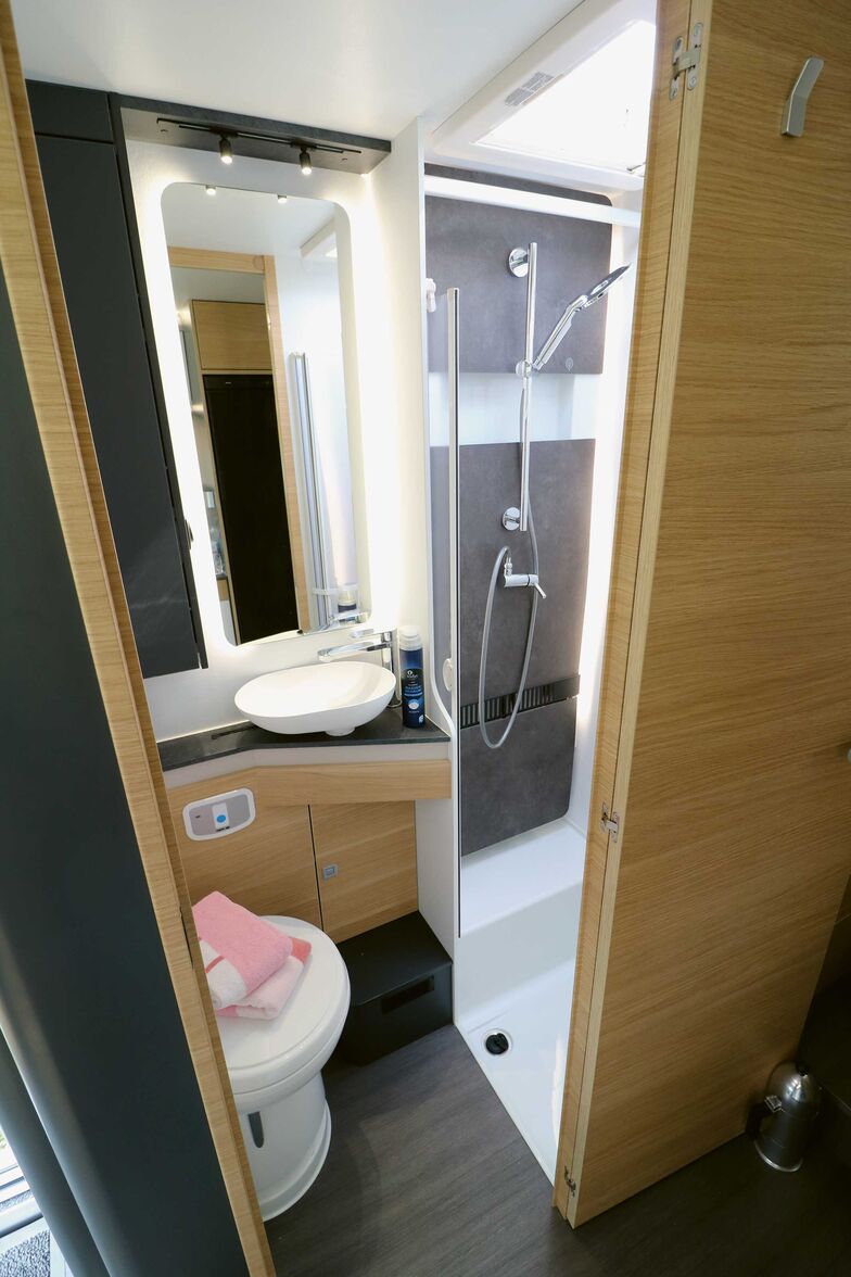 L’espace sanitaires du Coral XL 660 SL répond à toutes les attentes, séduit visuellement et dispose d’une douche séparée dotée d’une colonne bien réalisée.