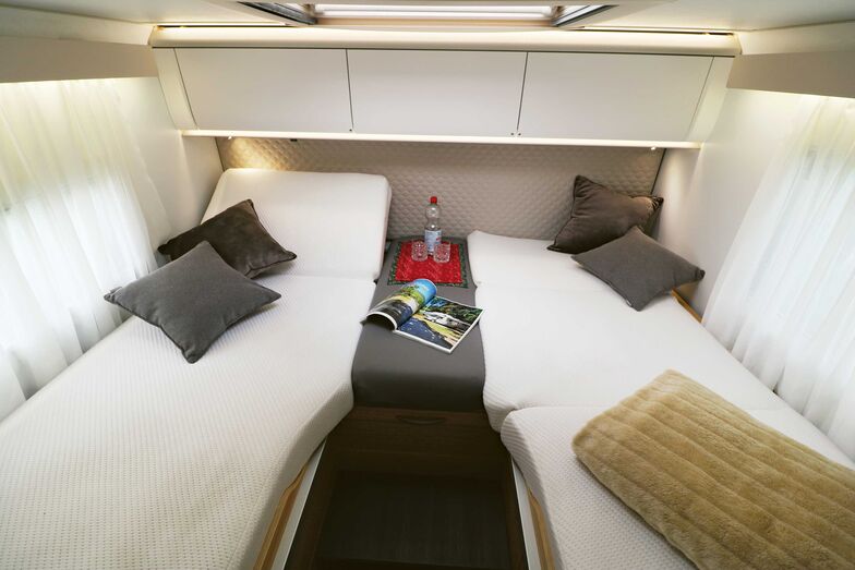 L’espace nuit à l’arrière est doté de confortables matelas sur des sommiers à lattes en bois avec tête réglable, les côtés sans armoires assurant une grande liberté de mouvement.