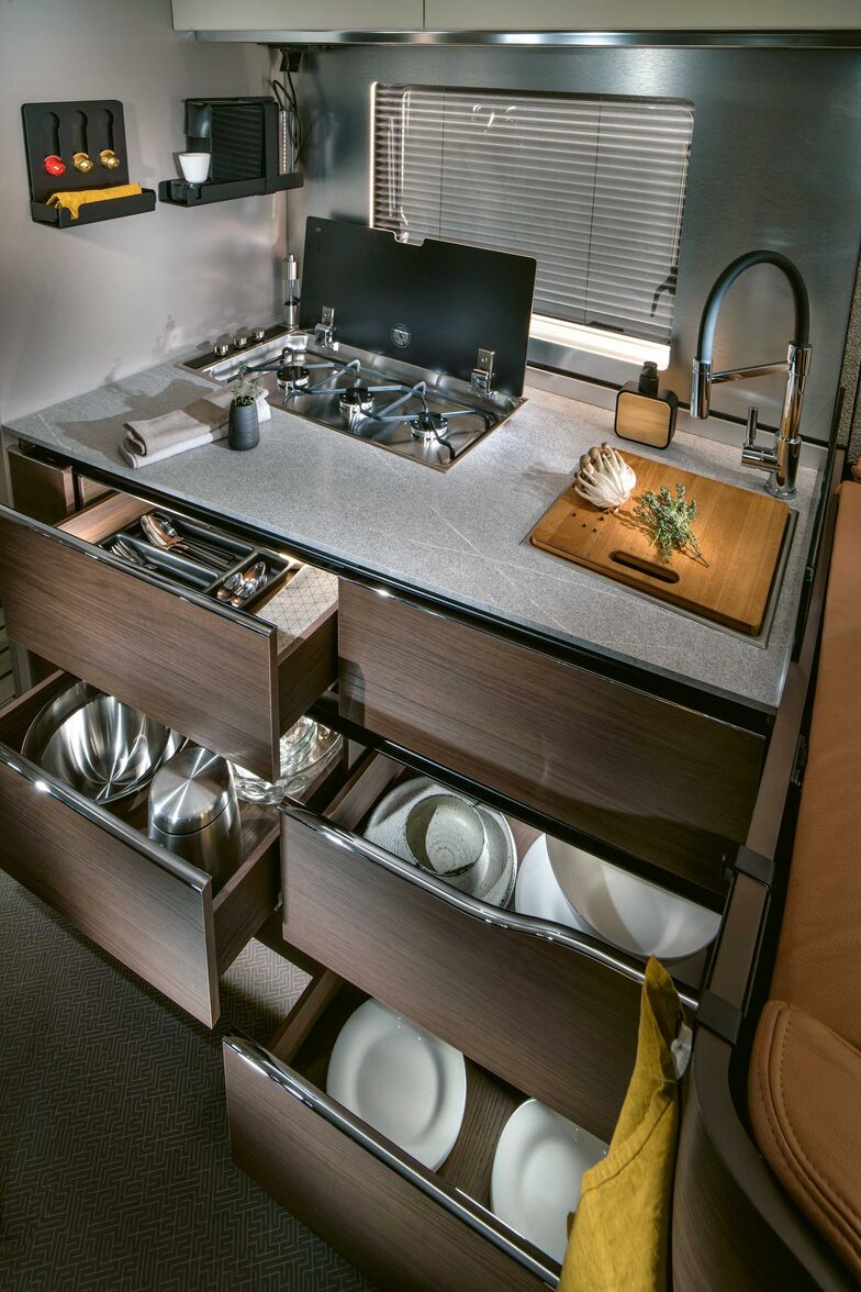 La cuisine confortable et ses nombreux rangements s’accompagne d’un réfrigérateur de 177 litres.