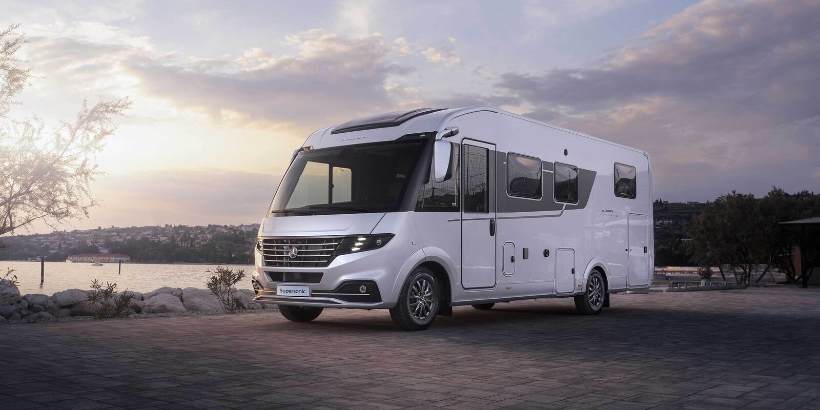 Le Supersonic est disponible avec deux ou trois essieux pour un poids total de 4,5 ou 5,5 tonnes.