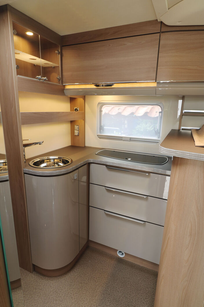 Le bloc cuisine d’angle avec plan de travail latéral très pratique offre suffisamment de place pour les casseroles, la vaisselle et les réserves.