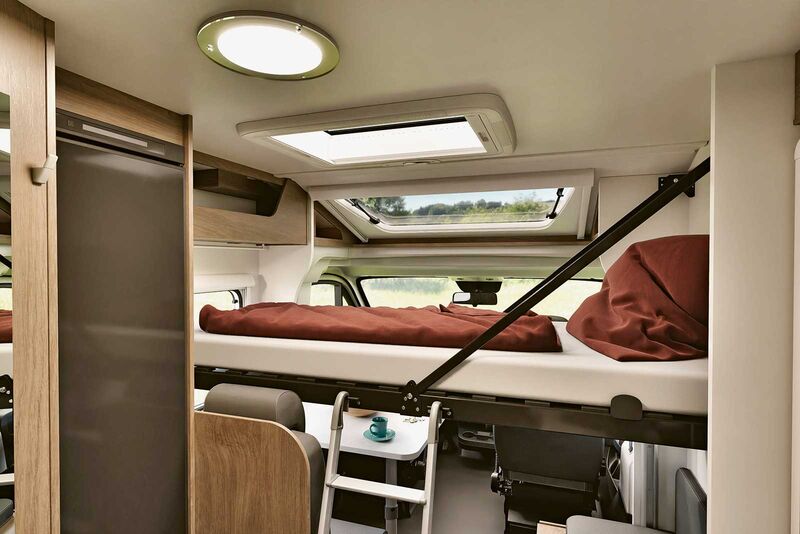 Le lit Clever-Lift permet d’ajouter un couchage supplémentaire sans réduire la liberté de mouvement à bord.
