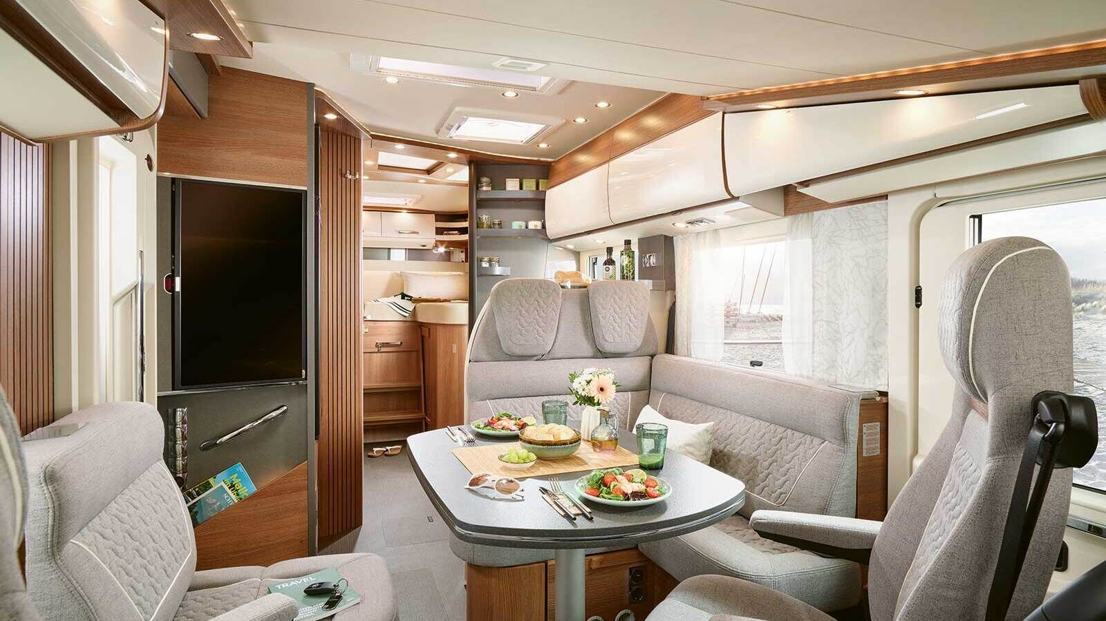 Vue de l’intérieur du nouveau C2-Tourer avec, sur ce modèle, une longue banquette en L.