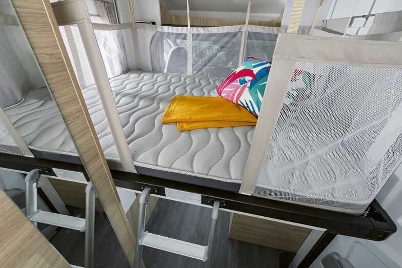 Le lit pavillon à l’avant (140 x 190 cm) s’ajoute au lit double à l’arrière.