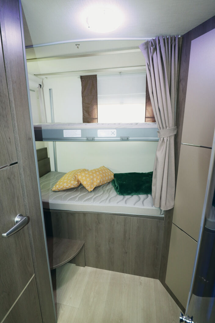 En fonction de l’espace nécessaire, le lit supérieur peut être relevé jusqu’au plafond ou abaissé jusqu’au milieu par commande électrique.