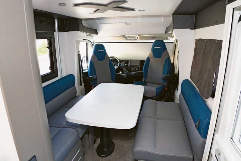Malgré ses dimensions compactes, le Chausson X 650 offre un grand espace à vivre. La nuit, le lit pavillon électrique peut être abaissé.