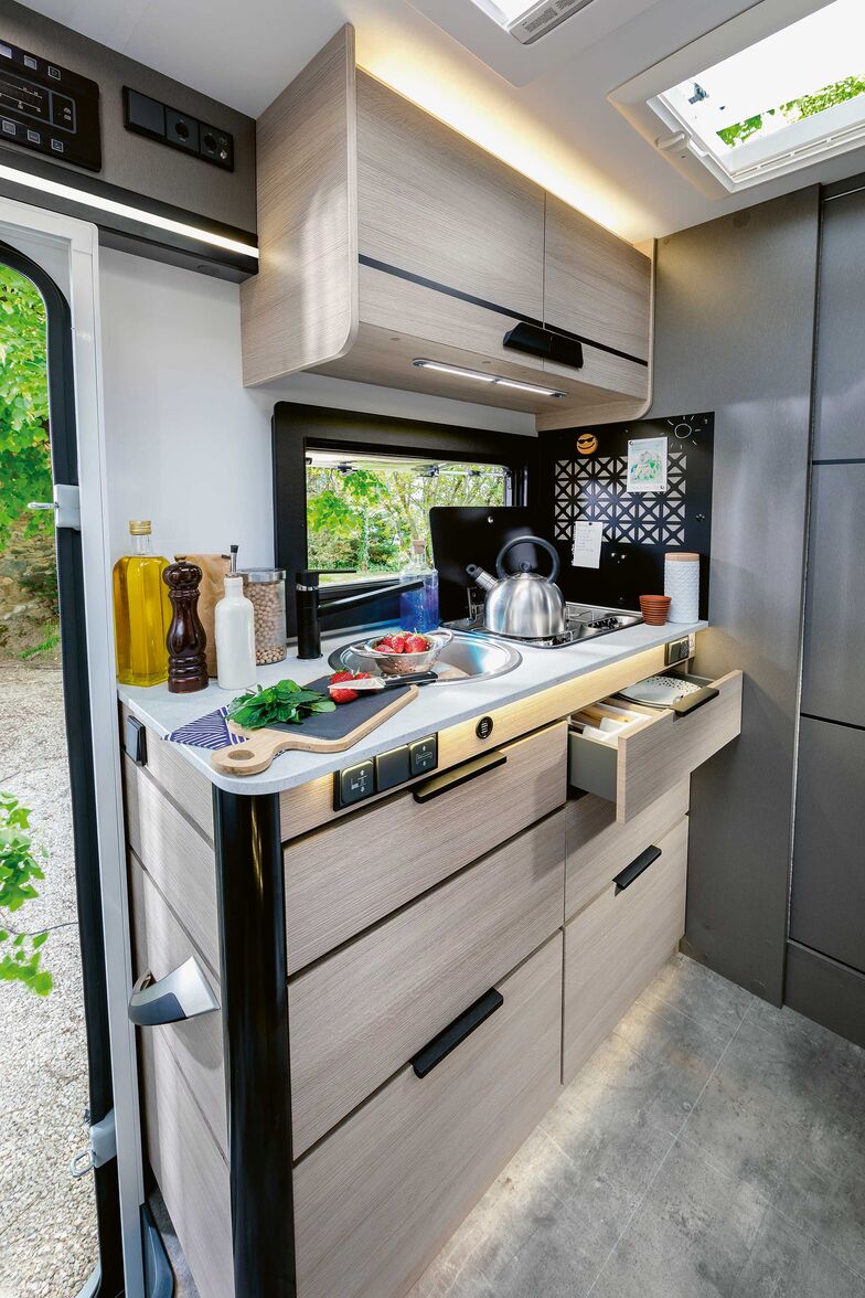 Le bloc cuisine offre un plan de travail et des espaces de rangement suffisants.