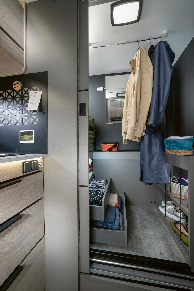 À l’arrière du X 650 se trouve une penderie de la taille d’un dressing.