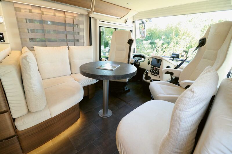 L’espace à vivre du liner Credo présente des couleurs claires, de nombreux éléments d’éclairage et des sièges très confortables pour un bien-être garanti.