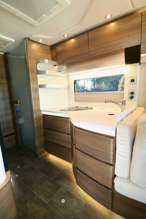 La cuisine est parfaitement mise en valeur par les nombreux éléments d’éclairage et brille par ses nombreux rangements, tablettes et équipements.