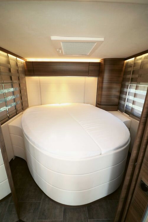 Le lit queen installé de biais brille par sa facilité d’accès, son grand couchage et ses matelas confortables, garants d’une nuit reposante.