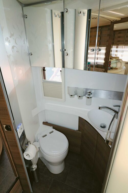 La liberté de mouvement est parfaite sur la cuvette en porcelaine placée de manière optimale.