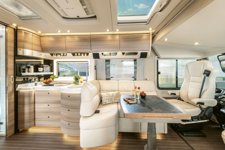 Selon le modèle, avec la version bar ou le cinquième siège en version lounge, généreusement dimensionné, équipé d'un standard élevé.