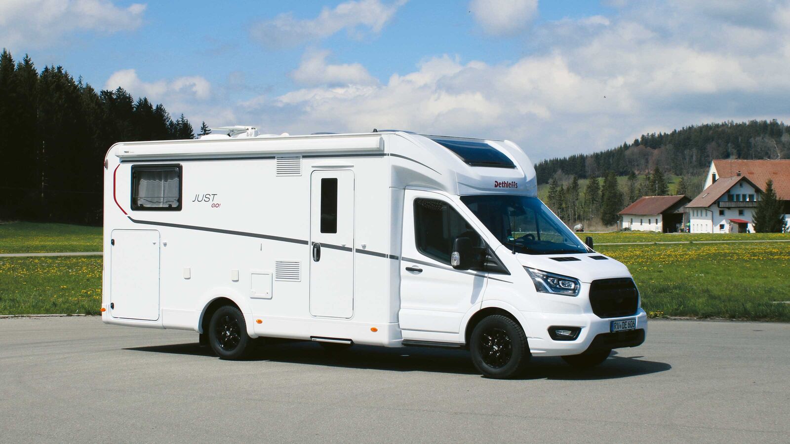 Ancré dans le segment d’entrée de gamme, le Just Go basé sur ford transit présente une allure moderne sous tous les angles, les quelques autocollants de design apportant une petite touche presque apaisante.