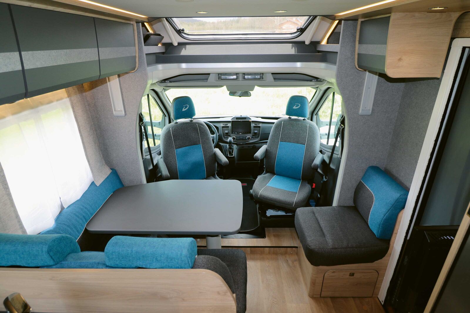 La confortable dînette autour de la table libre crée une ambiance intérieure agréable avec les couleurs harmonieuses du décor.