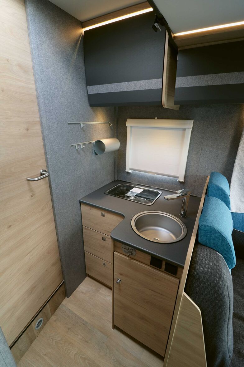 Bien équipée, la cuisine d’angle offre suffisamment de place pour la vaisselle, les casseroles et les réserves, et séduit également visuellement.