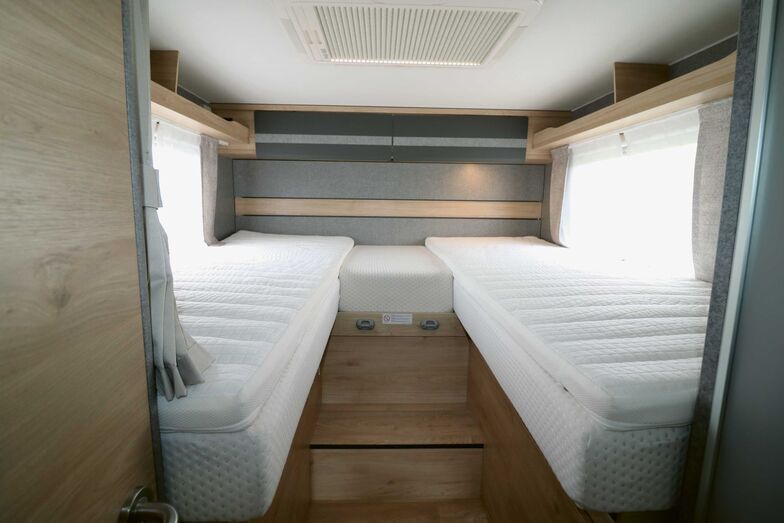 Espace nuit bien réalisé au-dessus du garage arrière, avec un grand couchage doté de confortables matelas en mousse haute densité pour un sommeil réparateur.