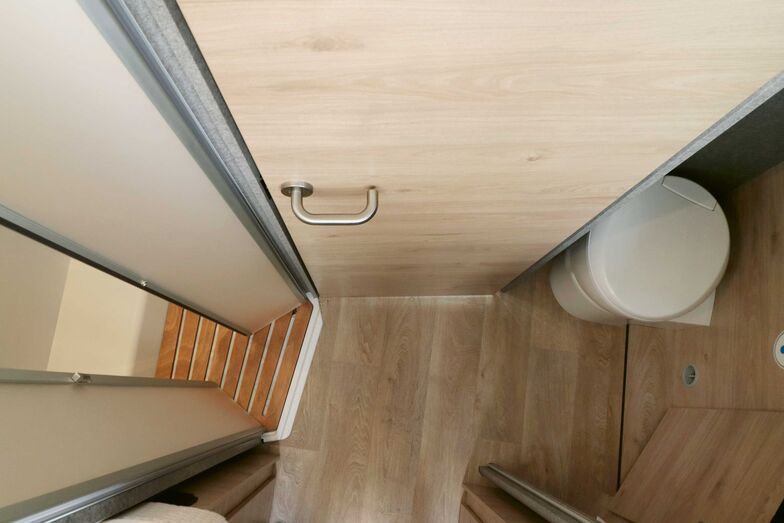 L’espace sanitaires s’avère très sombre, la fenêtre en option est donc très utile.