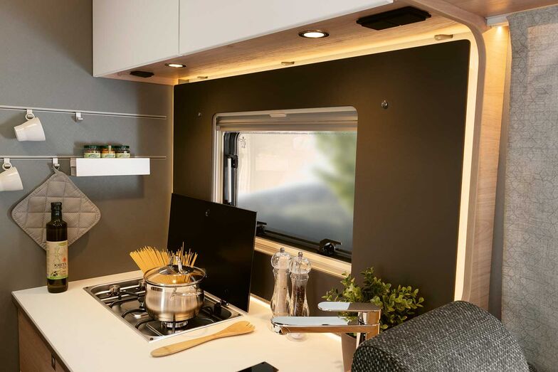 La cuisine en L est non seulement fonctionnelle, mais également équipée avec style.