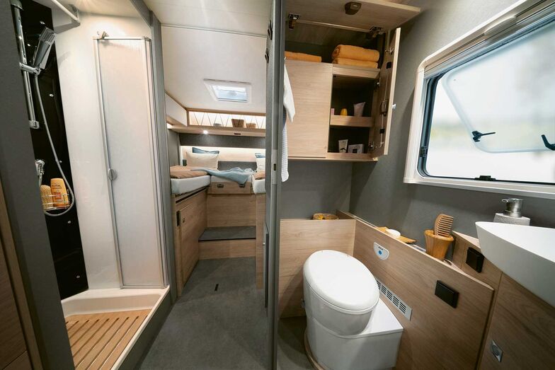 La salle de bains occupe toute la largeur du véhicule.