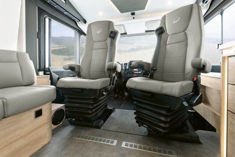 Les sièges pivotants sont dotés d’une excellente suspension.