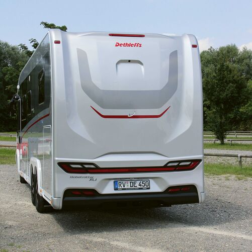 À l’arrière, les feux à LED et les clignotants dynamiques ont été entièrement remaniés.