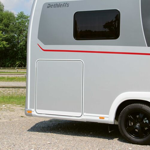 Grâce aux charnières situées à l’intérieur et à la fonction « push-to-open », la surface des compartiments est lisse.