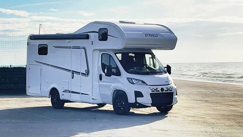 Les deux nouveaux modèles à alcôve d’Etrusco reposent sur une base de Fiat Ducato avec motorisation 140 chevaux et présentent une longueur de 6,99 m.