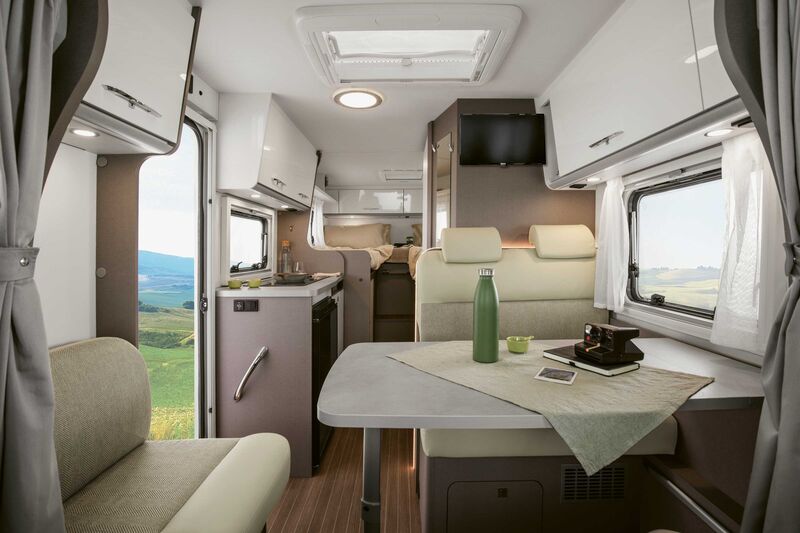 Vue dans le V 6.8 avec demi-dinette, sièges rotatifs et banc latéral. Photo : Lorenzo Mennonna