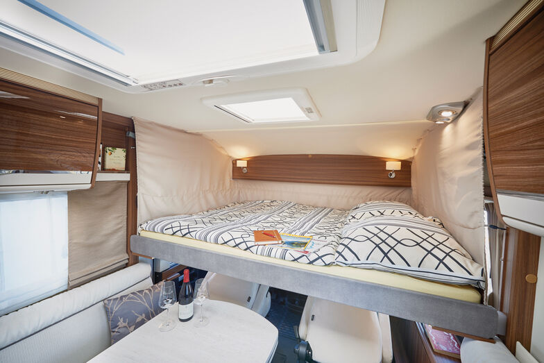 On peut s’asseoir à table même si le lit pavillon est en position basse.