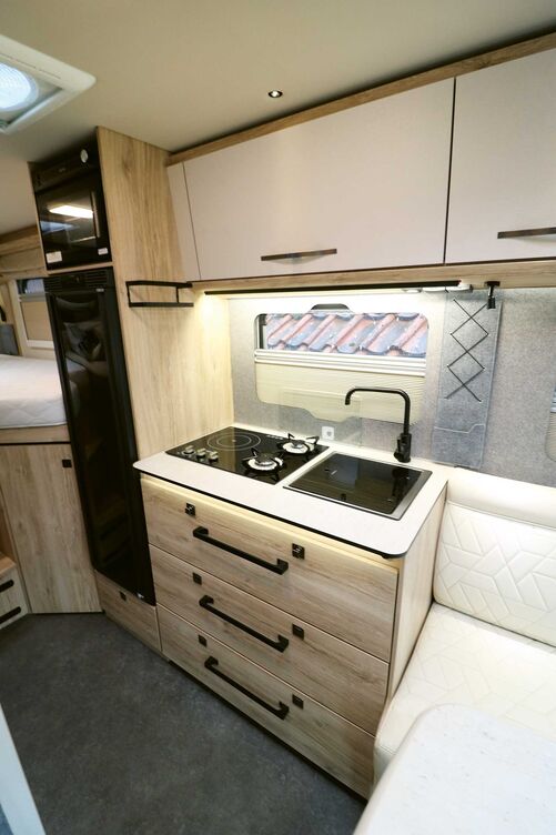 La cuisine compacte séduit par son esthétique, son équipement complet et ses espaces de rangement suffisants.