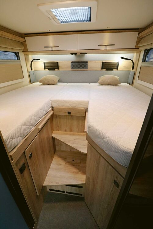 Espace nuit parfaitement réalisé, avec des matelas en mousse haute densité de 13 cm d’épaisseur placés sur des sommiers à lattes en bois qui garantissent des nuits réparatrices.