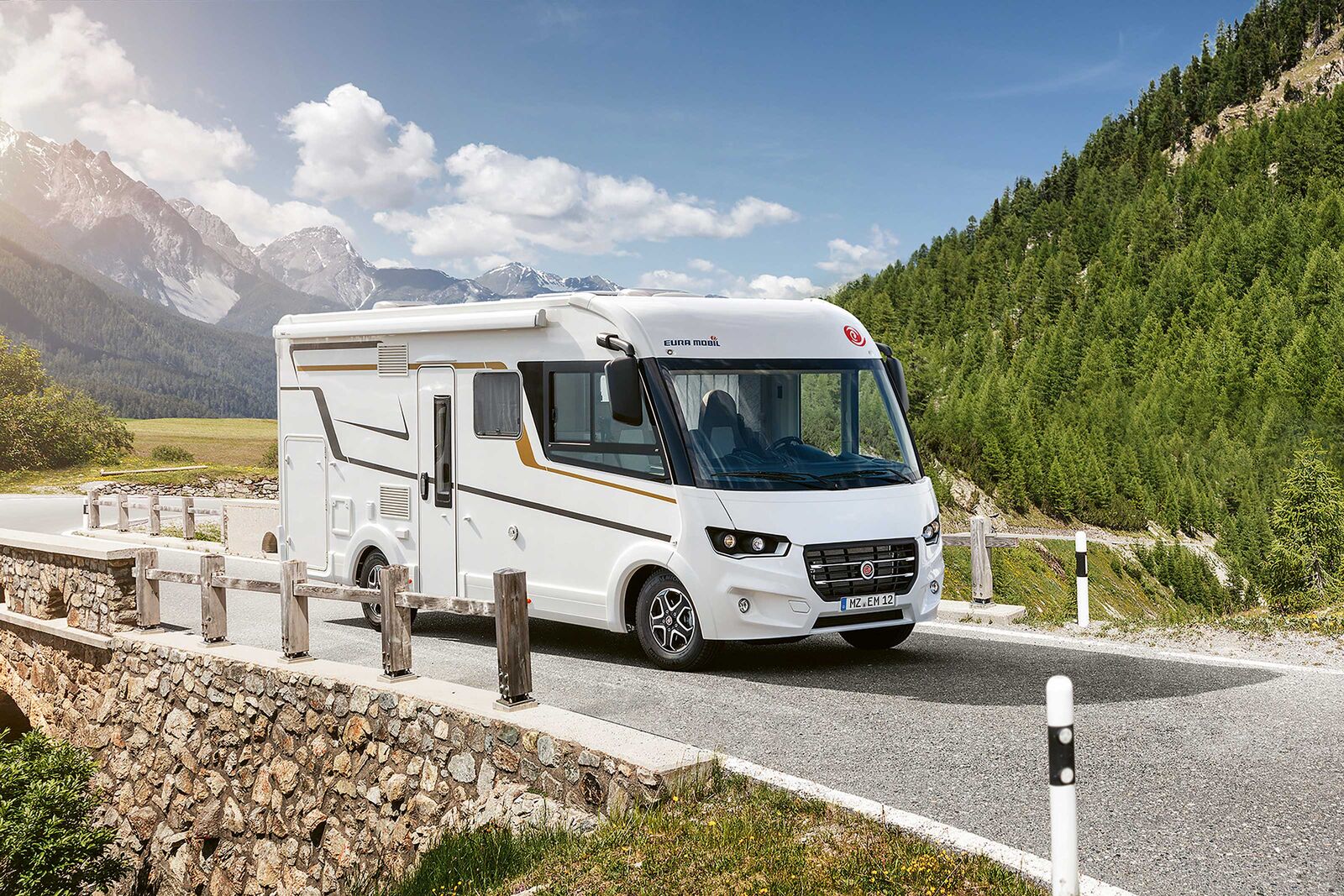 Eura Mobil présente un intégral moderne doté d’un exceptionnel confort spatial sur une longueur de seulement 6,99 m avec la nouvelle implantation innovante Integra Line 695 LF.