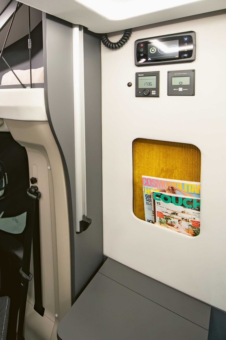 Corps à l’entrée et panneaux de commande au-dessus.