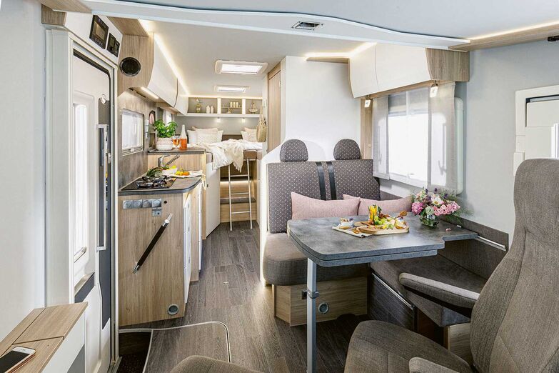 Champ de vision dégagé sur la grande cuisine du Frankia MI 7 GDK NEO avec lits jumeaux.