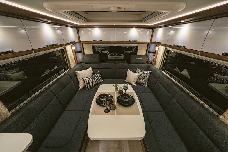 Le symbole des modèles Together : la dînette arrière est idéale pour passer de bons moments en groupe. Si nécessaire, deux couchages peuvent y être créés.