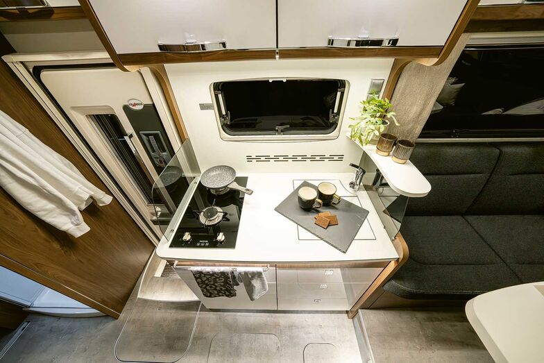 Le bloc cuisine se trouve à droite, entre l’entrée et le salon en cercle.