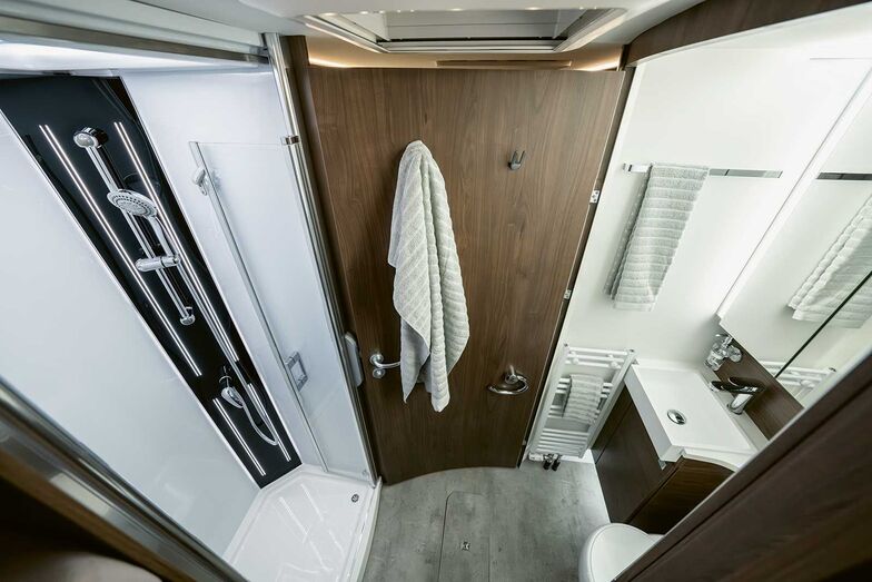 L’espace W.C. et la douche peuvent être transformés en une grande salle de bains séparée à l’aide d’une porte battante et d’une porte coulissante.