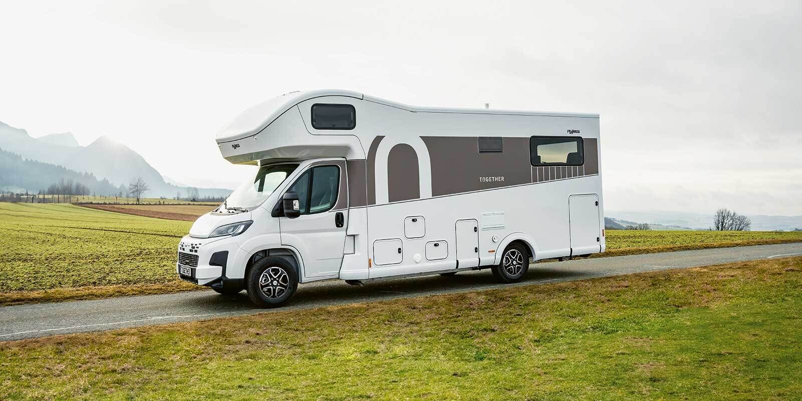 À l'extérieur, le camping-car Togheter se présente avec un design frais et des accents intéressants. Le « U » inversé marquant est le symbole de la dînette ronde.