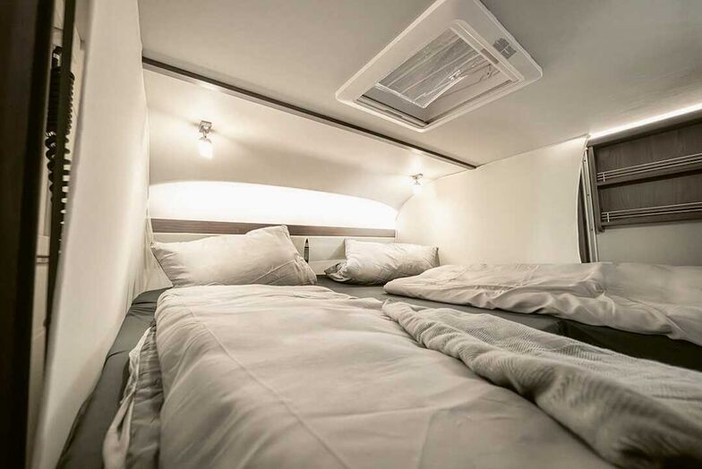 Le couchage étant placé au-dessus des sièges de cabine, la dînette arrière reste utilisable.