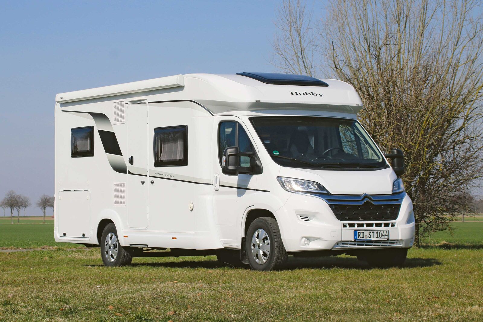 De tous les côtés, l’Optima Ontour présente une allure élégante avec des applications de design à l’esprit sportif.