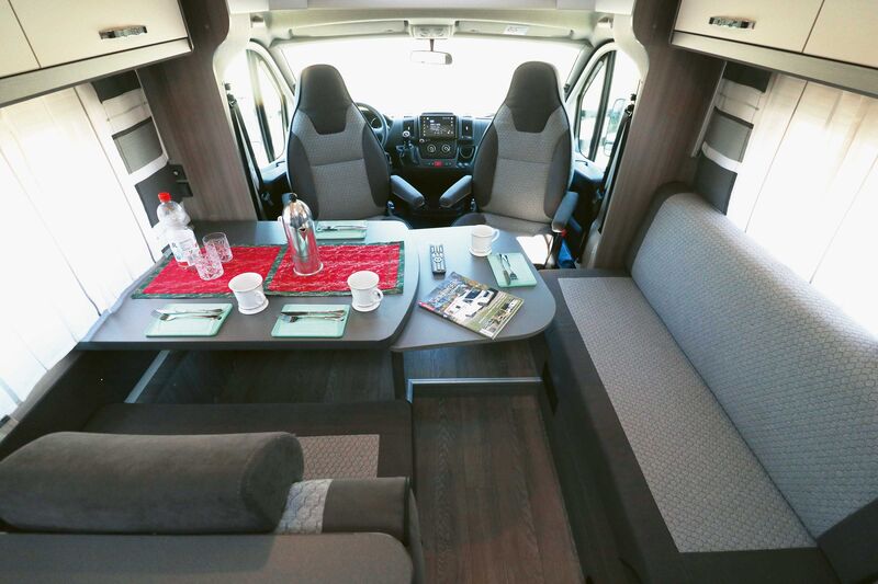 Le spacieux salon de l’Optima Ontour T 65 HFL séduit d’emblée, même si la hauteur sous le lit pavillon est assez limitée.