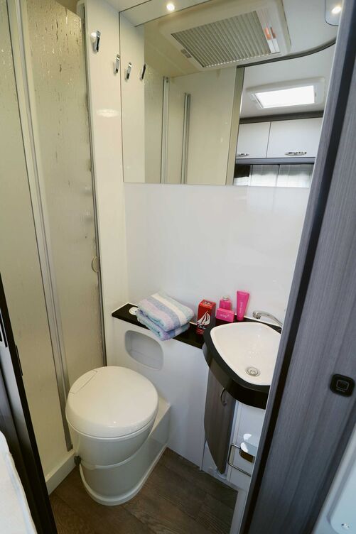 Bonne liberté de mouvement devant le lavabo d’angle et sur le C rabattable, qui ne laisse néanmoins qu’un passage étroit vers la douche.