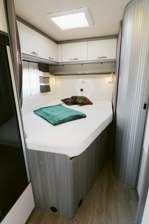 Das zwei Meter lange Doppelbett mit der Kaltschaummatratze bietet erholsame Nachtruhe. Fünf Deckenschränke, Ablage am Kopfende und variable Leseleuchten komplettieren die Ausstattung.