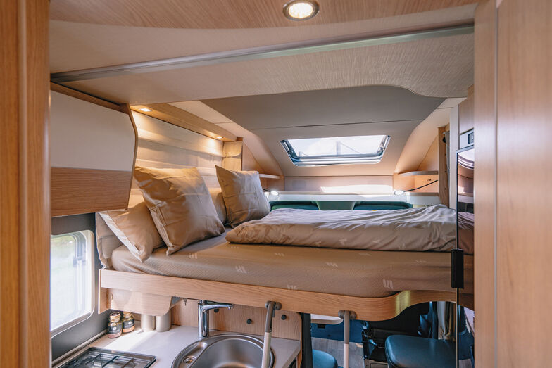 Malgré le lit de pavillon intégré dans le toit, la version semi-intégrée offre une hauteur debout de 1,90 m.