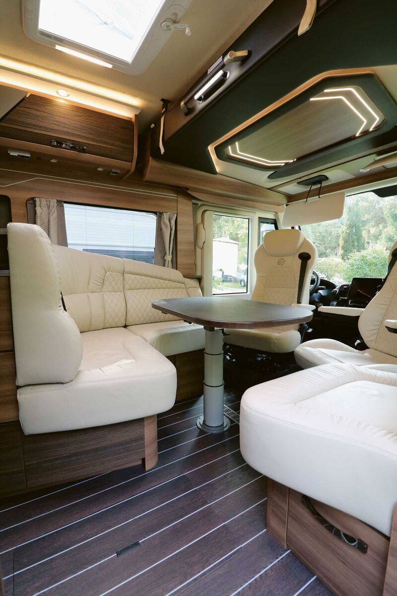 L’élégant mobilier crée un ensemble cohérent avec les nombreux éléments d’éclairage et le design des meubles rembourrés et des rideaux.