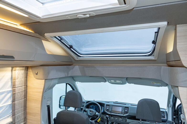 Grande fenêtre au-dessus de l’espace séjour.